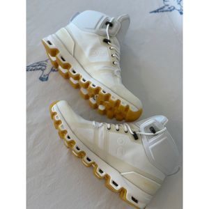 NWOT ON Cloudrock edge raw hiking boots